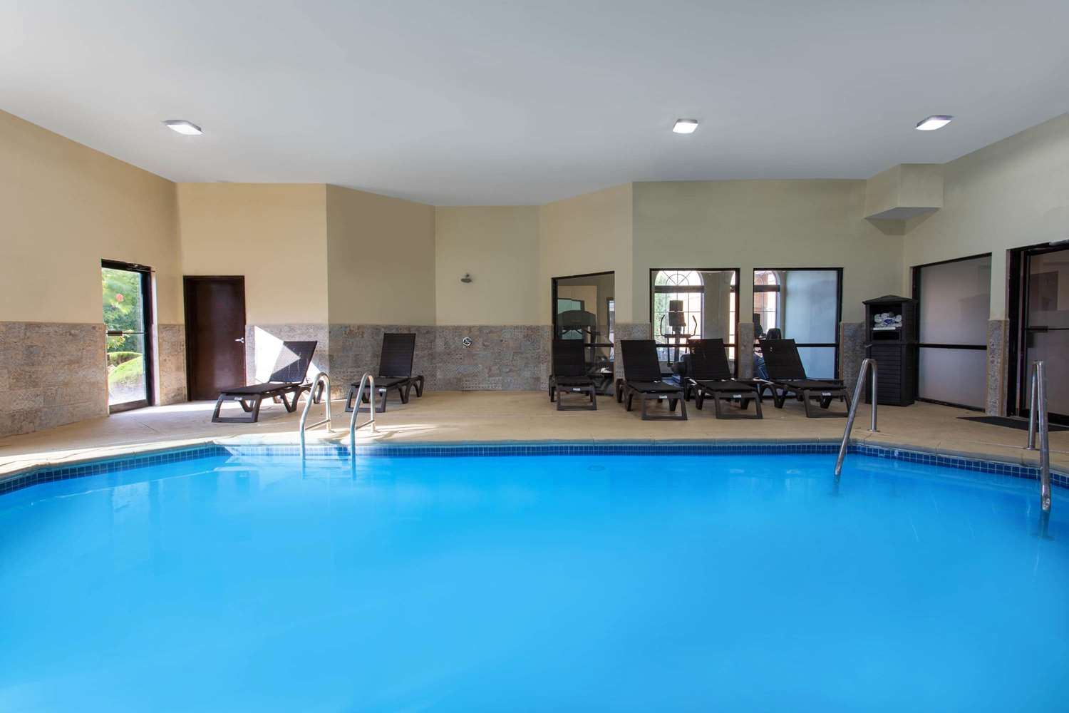 Ramada by Wyndham Glendale Heights/Lombard 4/18