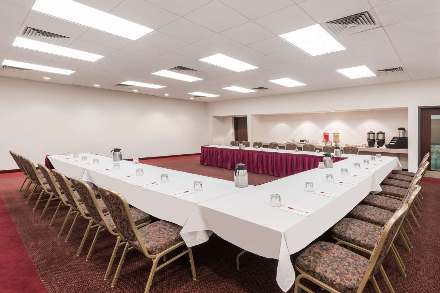 Ramada by Wyndham State College Hotel & Conference Center 30/40