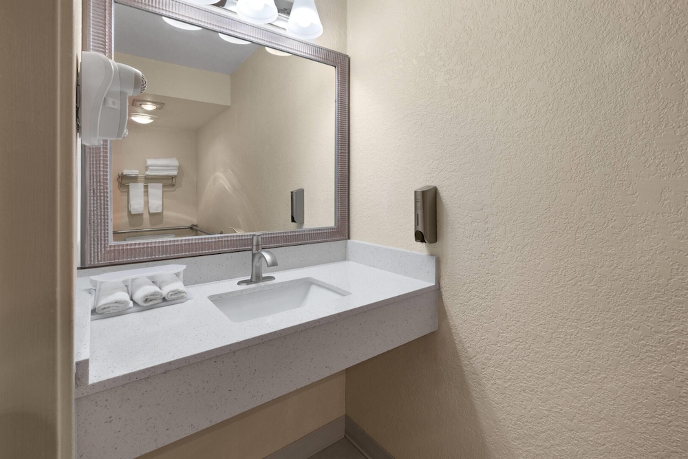 Days Inn by Wyndham Mackinaw City/Bridgeview Area 58/61