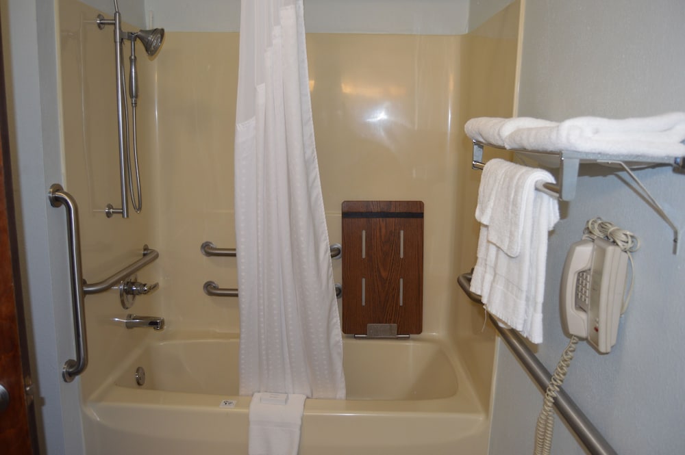 Comfort Inn & Suites Cincinnati Uptown Clifton 45/45