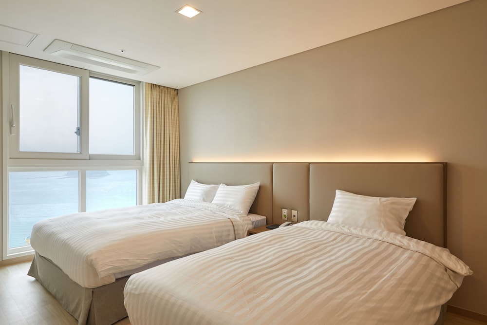 Resort, Suite, 1 Single and 2 Double Beds, Ocean View