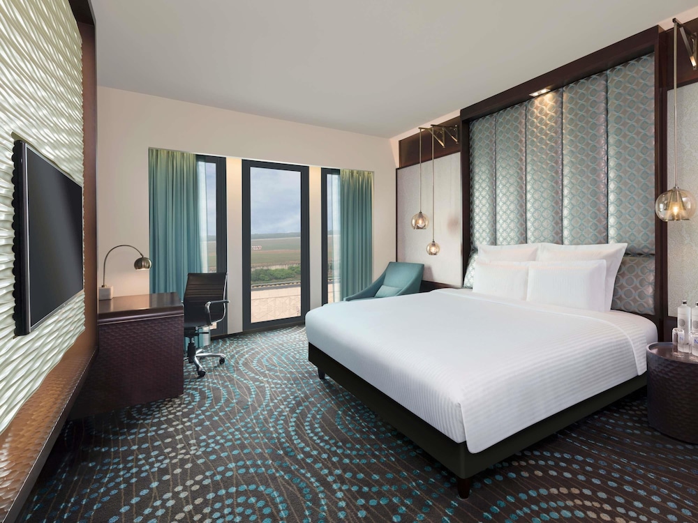 SUPERIOR, TWIN BEDS, POOL SIDE