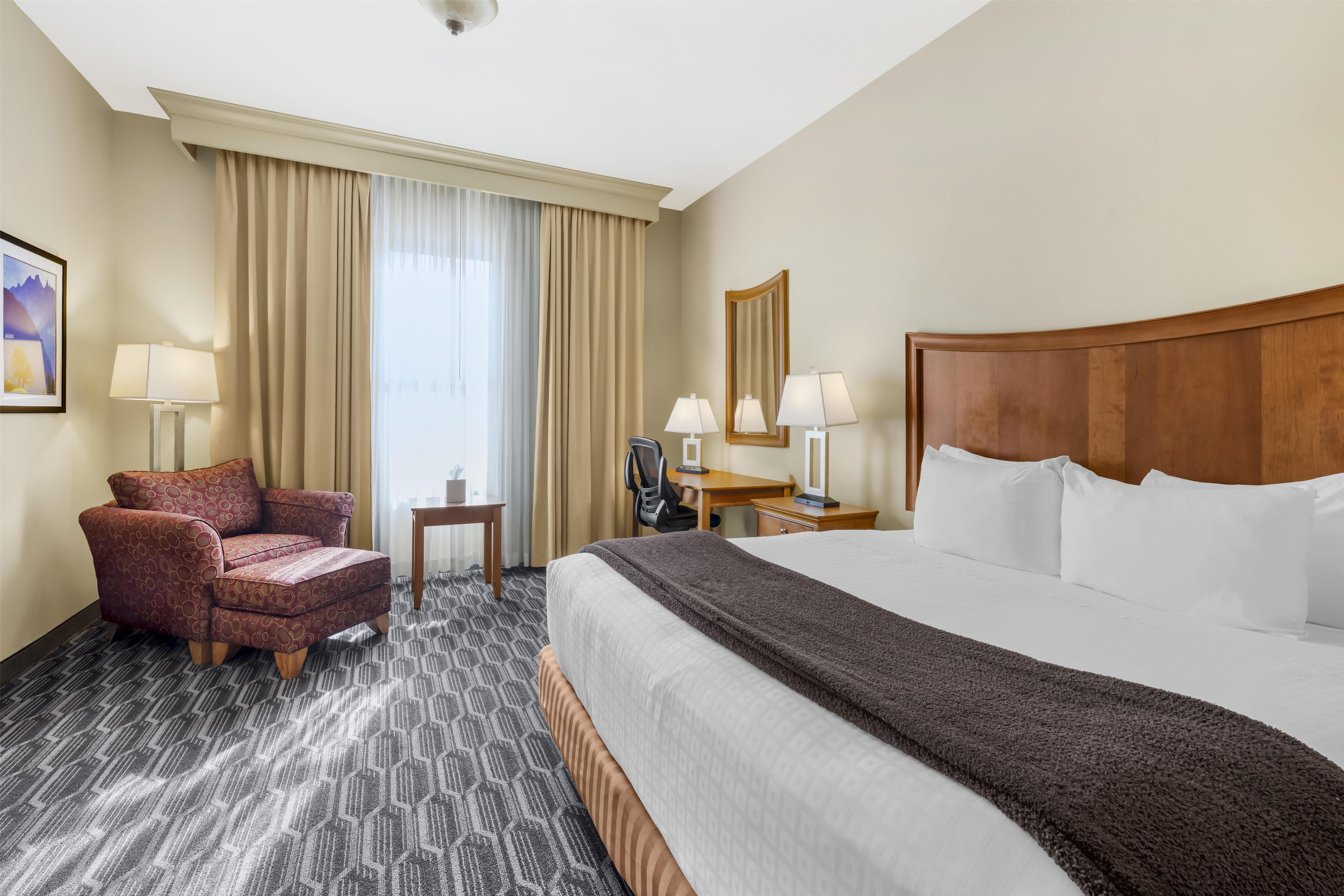 2 Bedrooms, Family, Suite, 1 King and 2 Queen Beds, King and Queen Bed, Dining Area