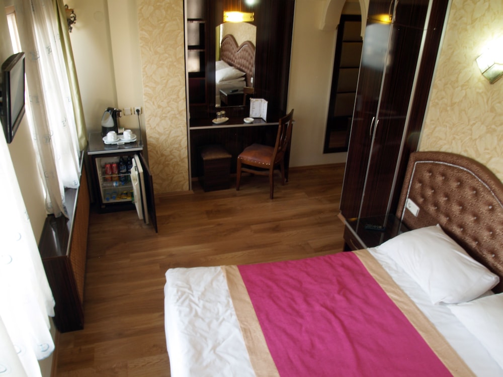 ROOM, SINGLE