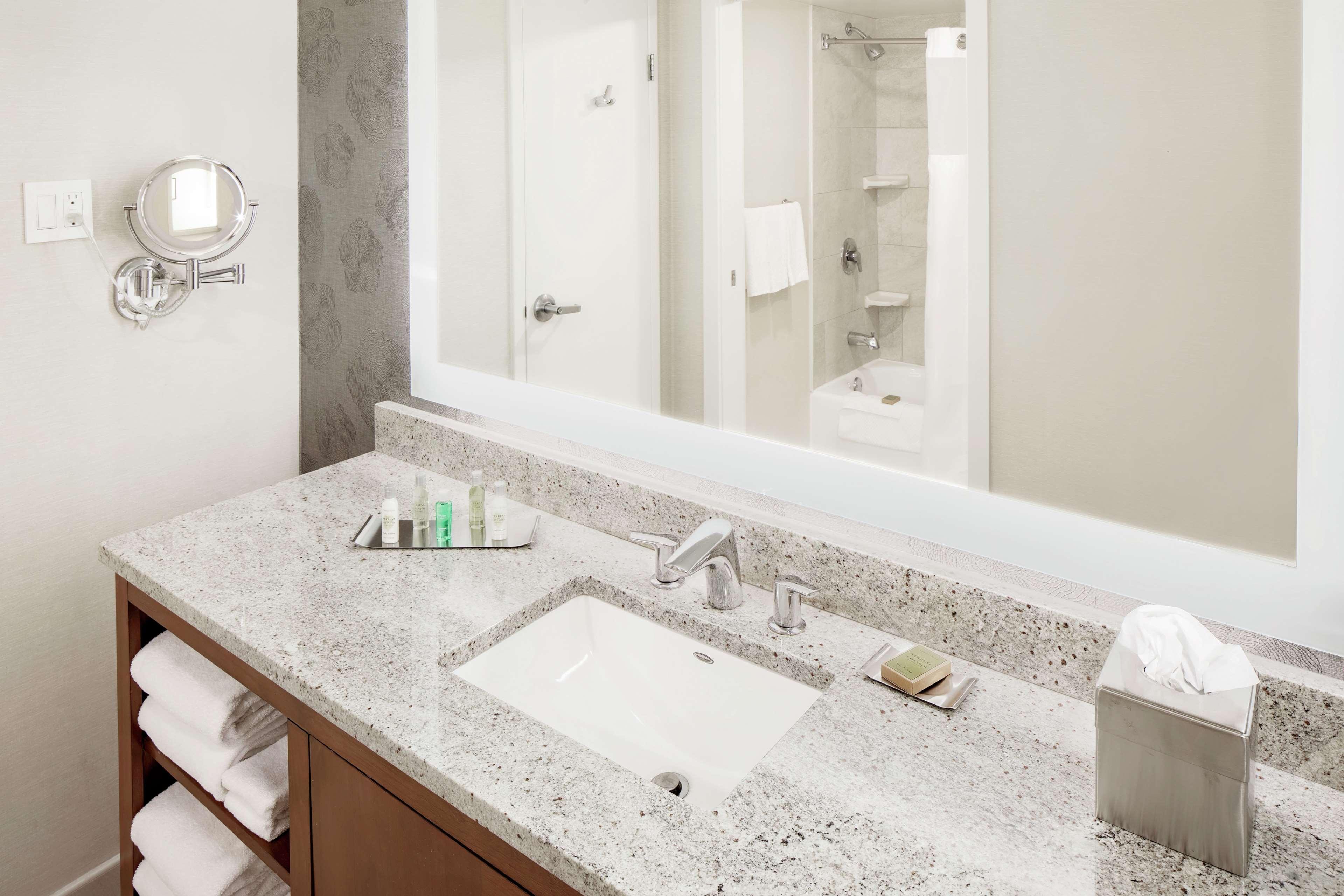 جناح جونيور بسرير كينج بإطلالة على النهر، Doubletree By Hilton South Bend 2/2