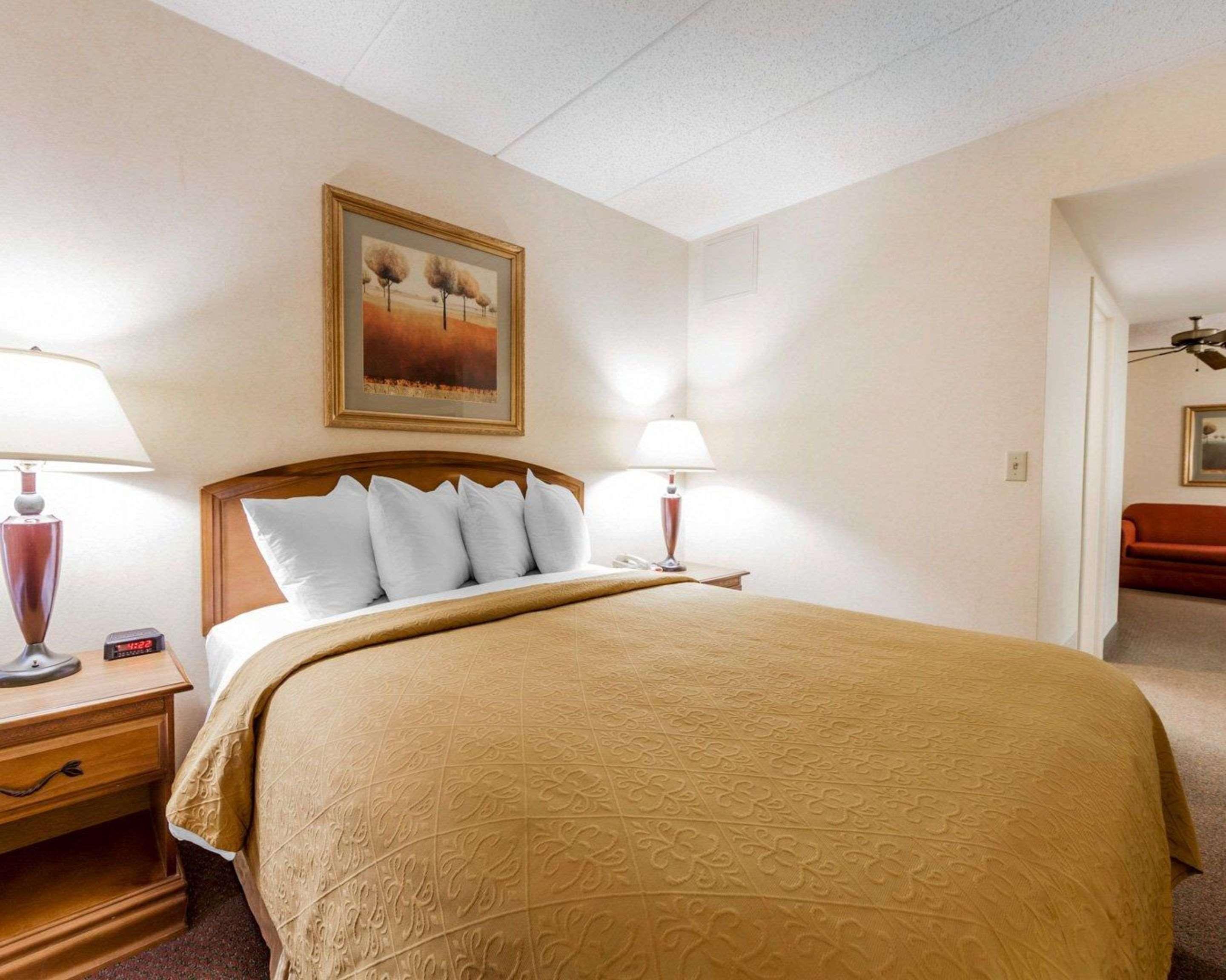 Efficiency, Suite, Queen Bed, Smoking