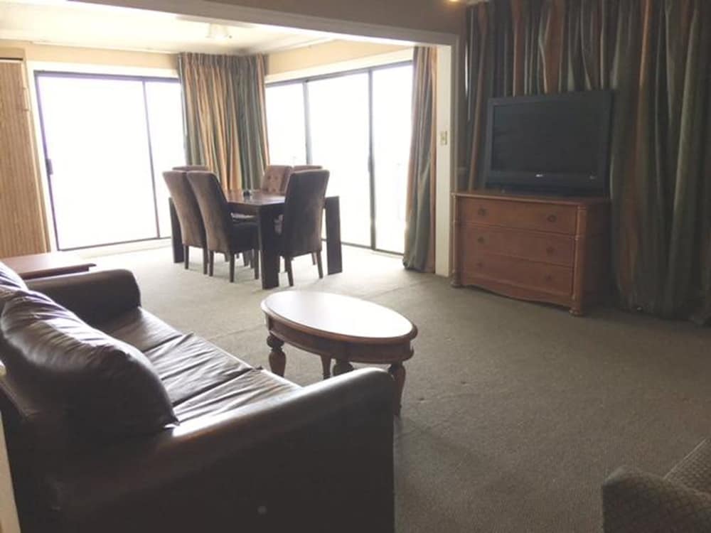 Polynesian Ocean Front Hotel 35/42