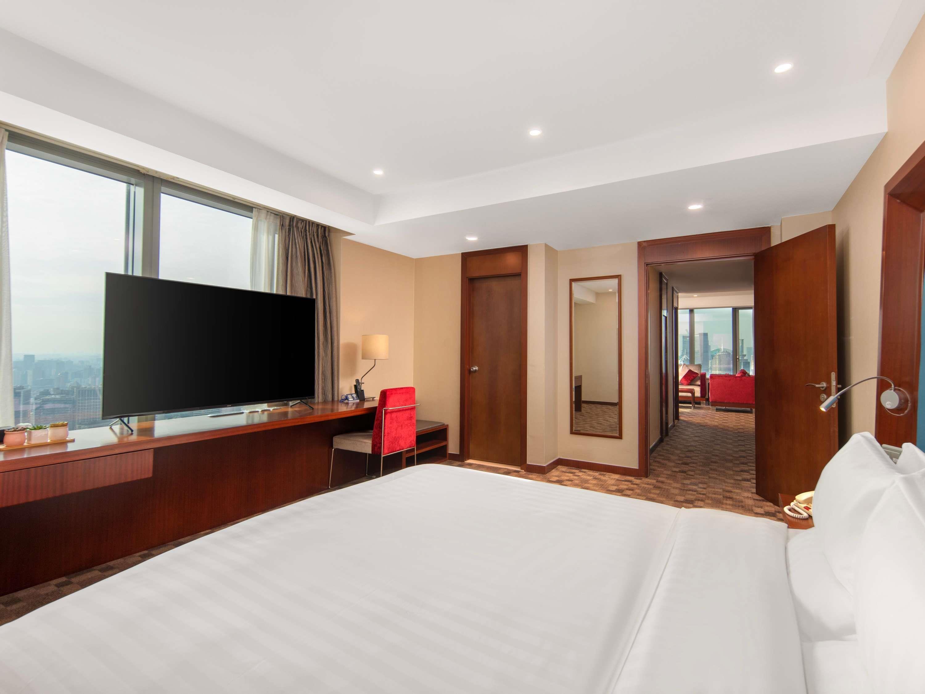 JUNIOR SUITE, QUEEN BED