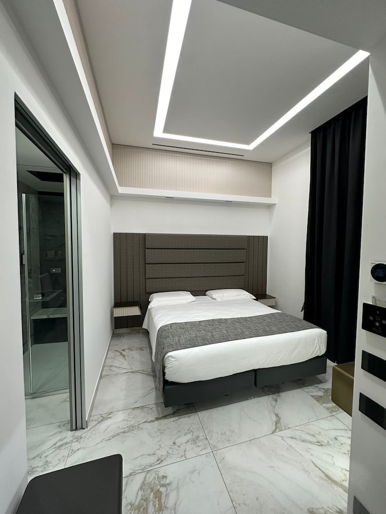 DELUXE, DOUBLE BED