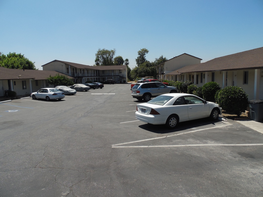 Hi-Way Host Motel 43/56