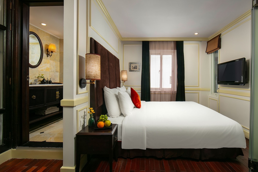 DELUXE, DOUBLE OR TWIN BED