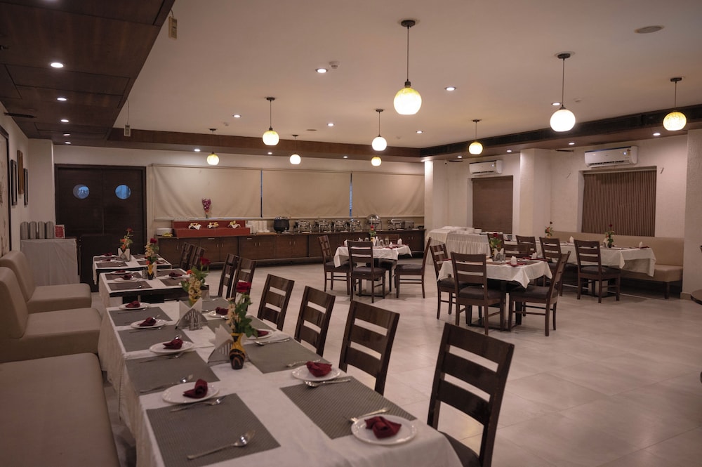 Hotel Clarks Collection Bhavnagar 39/50