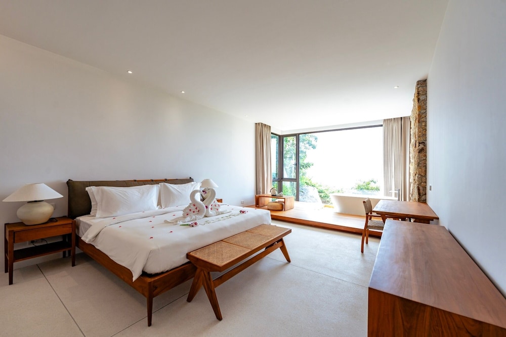 3 BEDROOMS, POOL, VILLA, BATHTUB