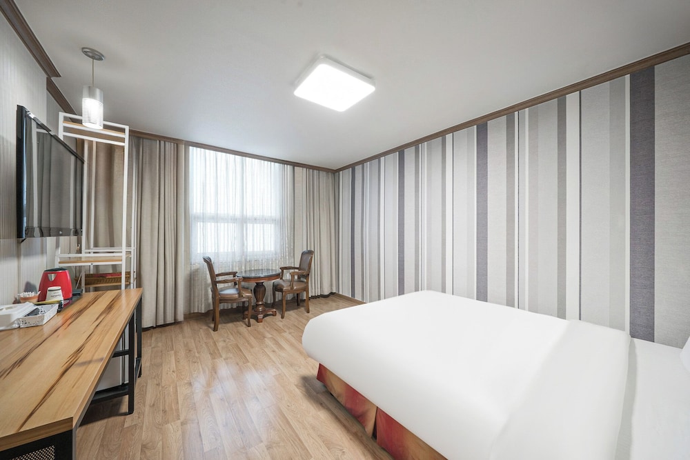 ROOM, DOUBLE BED