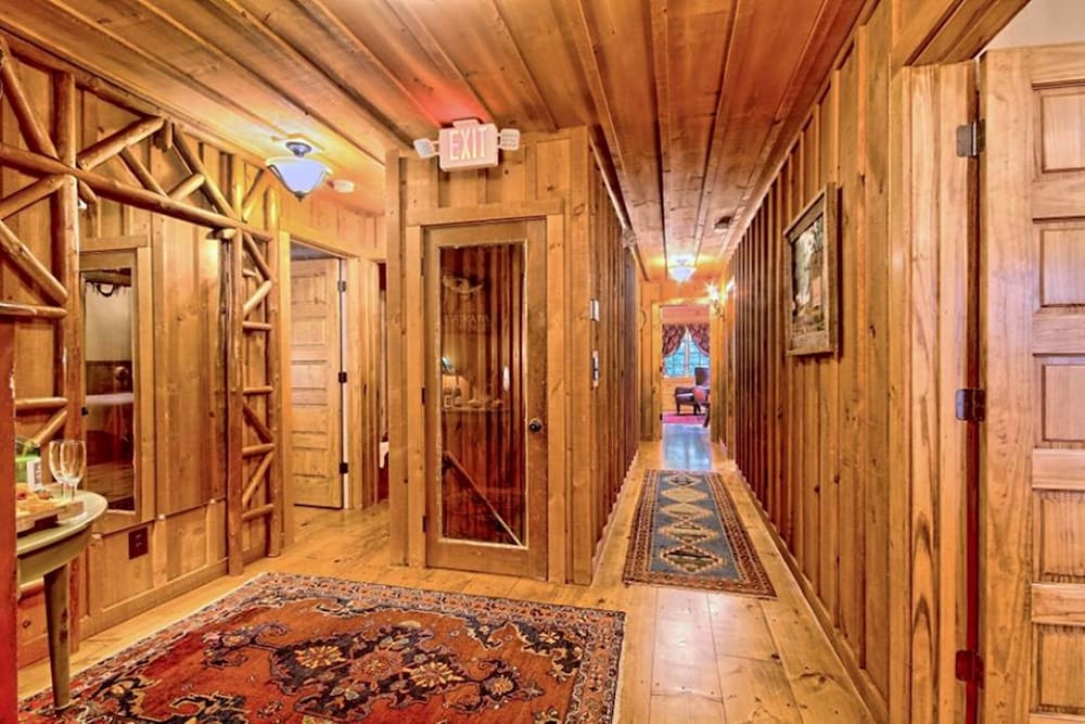 Lake Rabun Hotel Restaurant 27/50