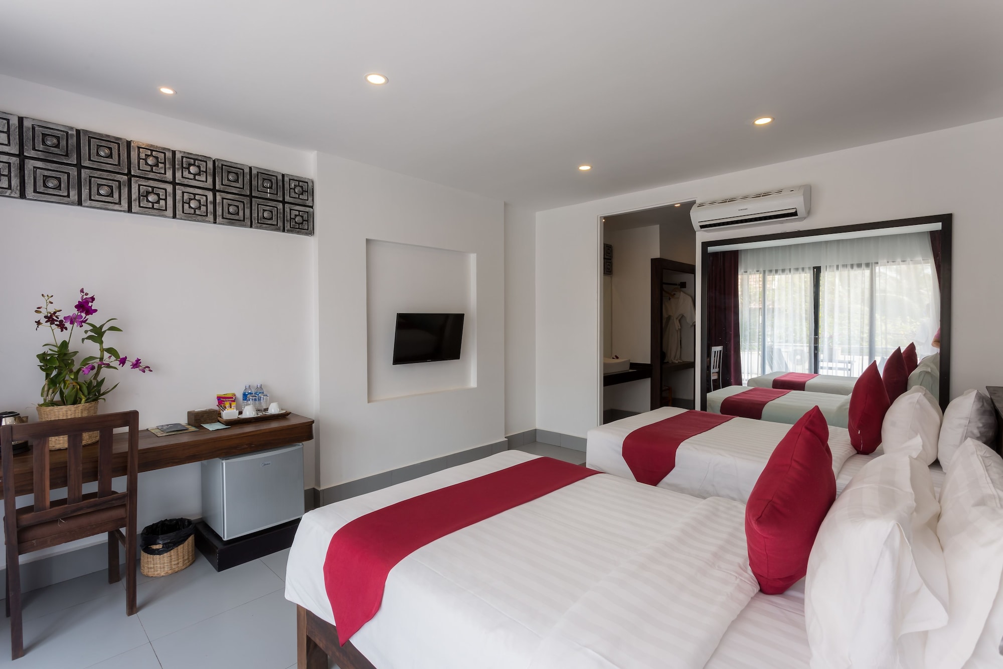 DELUXE, TWIN BEDS, POOL VIEW, BALCONY