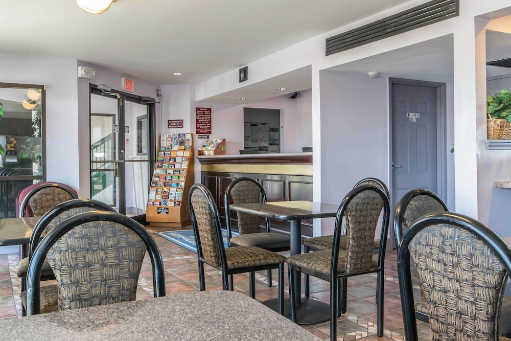 Studio6 Suites Louisville, KY - Airport Expo Center 12/27