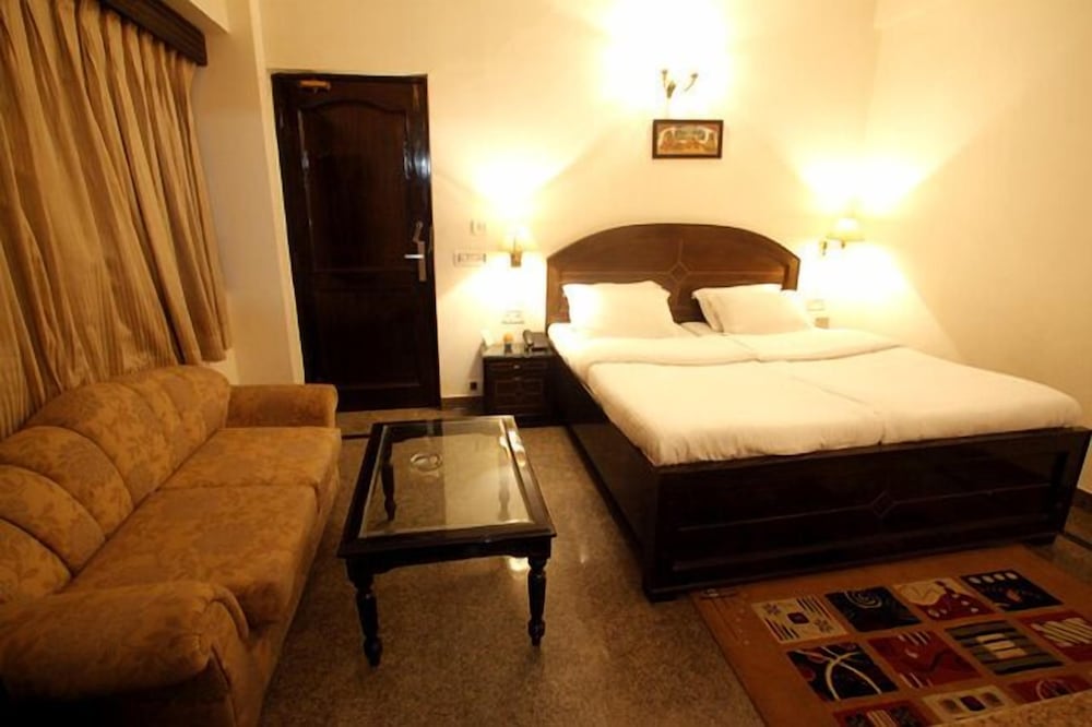 MAHALAKSHMI PALACE HOTEL 6/24