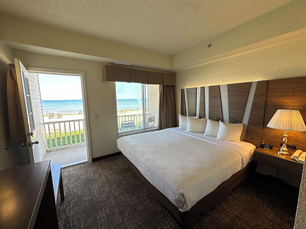 Mackinaw Beach & Bay Inn & Suites 17/51
