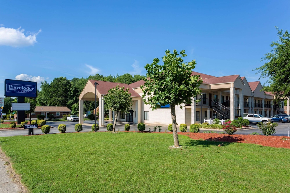 Brentwood Inn and Suites (ex. Americas Best Value Inn and Suites Glen Allen/Richmond) 38/42