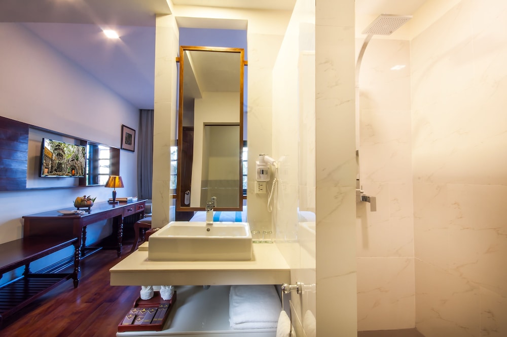Lotus Blanc Hotel 26/71