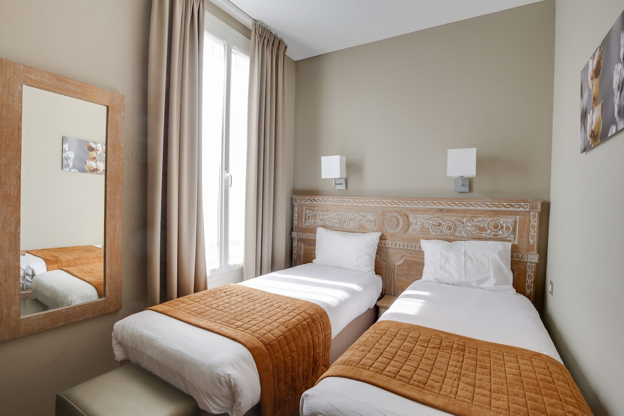 Adjoining, Double and Twin Beds
