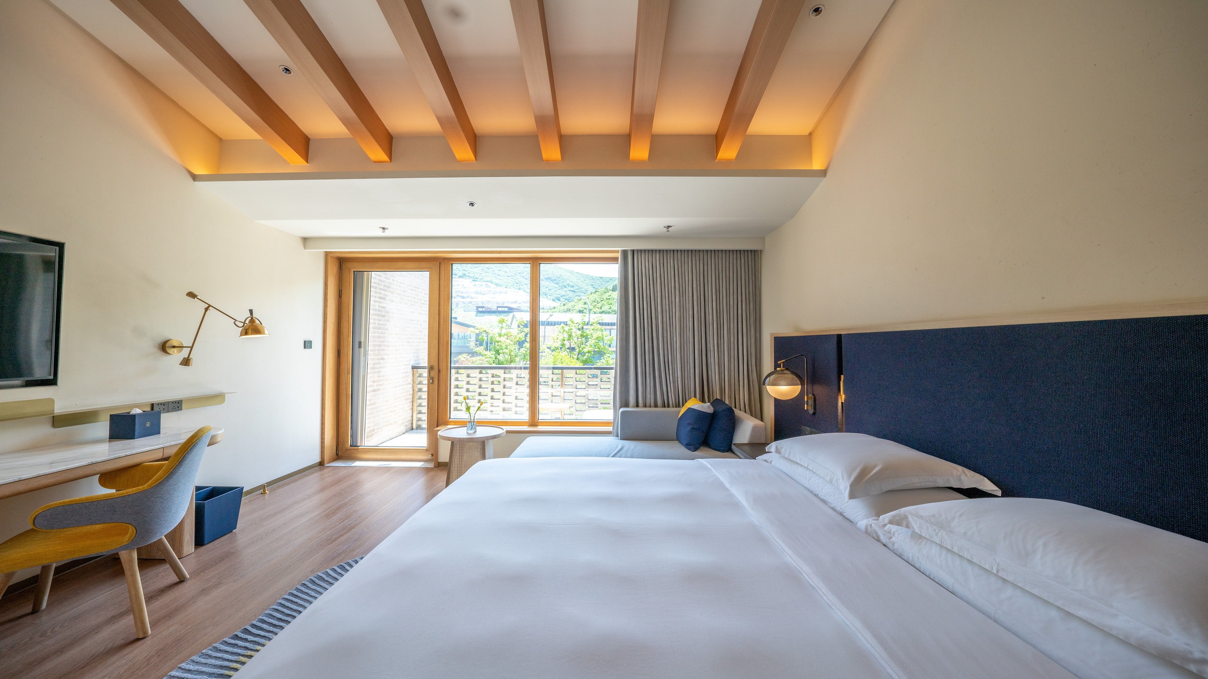 Standard, King Bed, Courtyard View