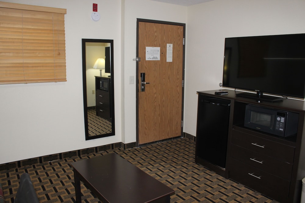 AmericInn By Wyndham West Burlington 25/45