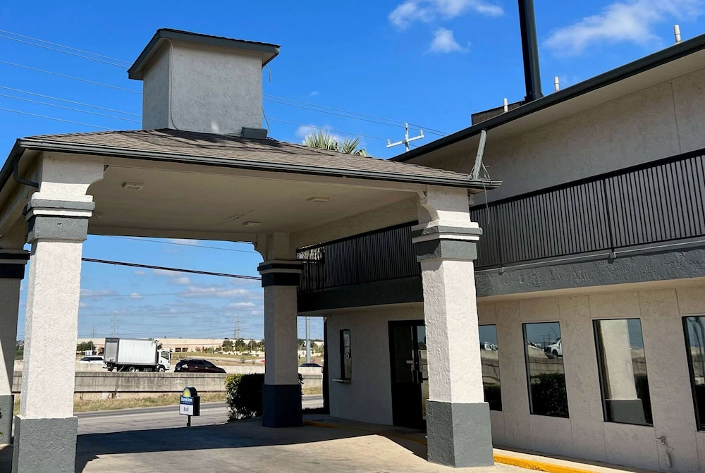 Days Inn By Wyndham San Antonio Interstate Hwy 35 North photo5