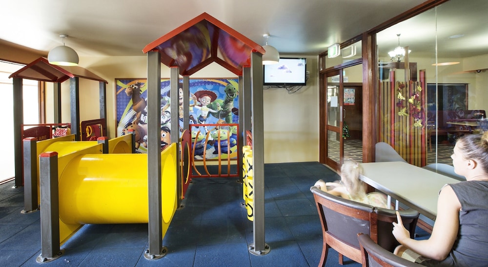 BOOMERANG HOTEL 26/48