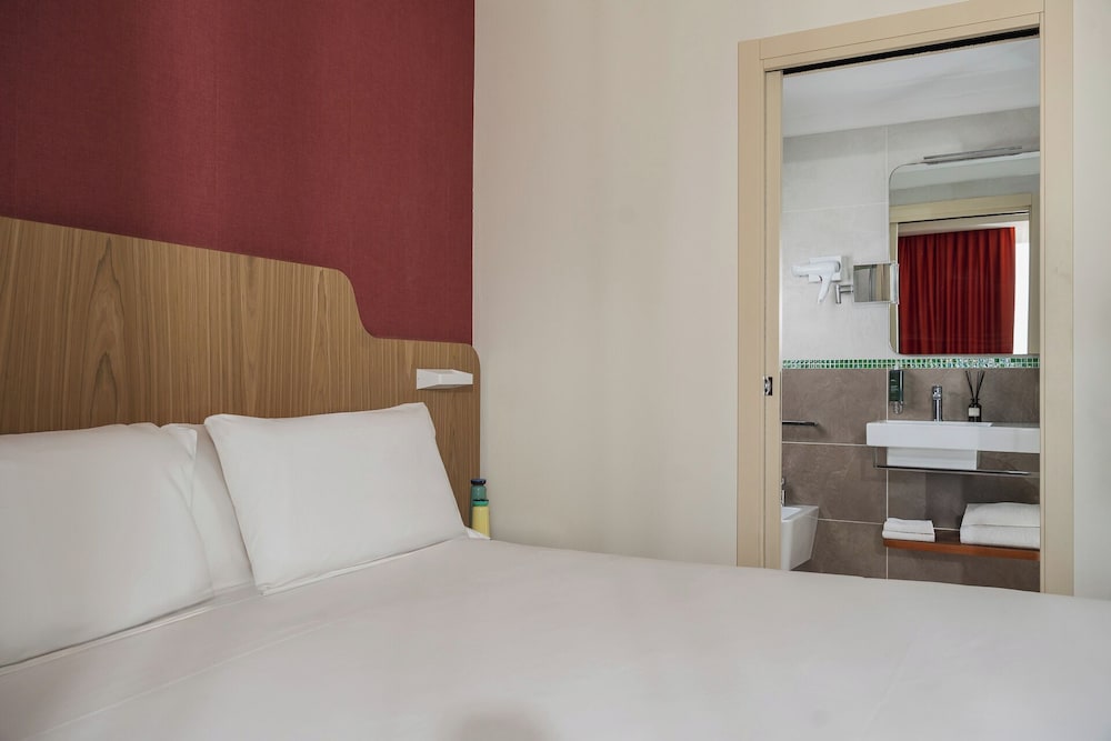 SUPERIOR, DOUBLE OR TWIN BED