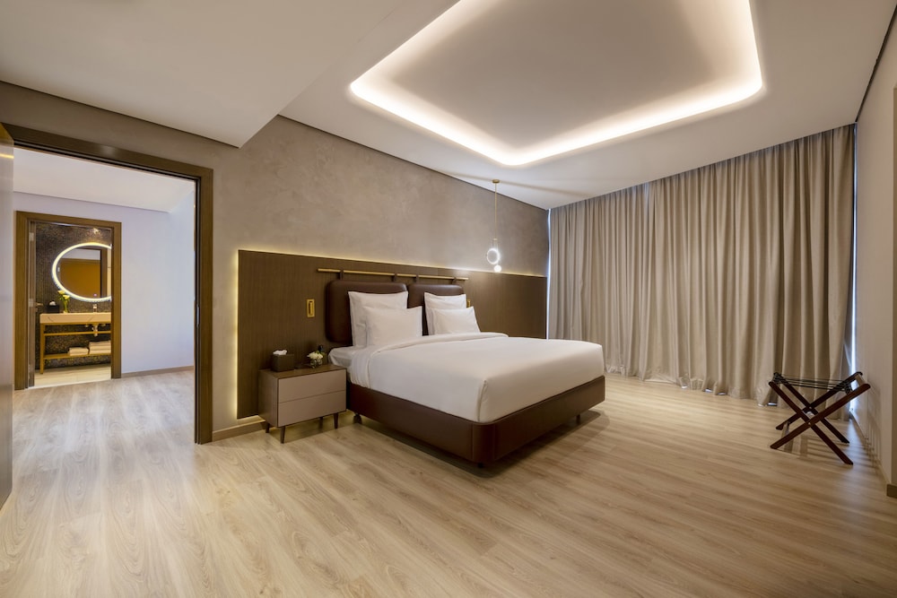 PREMIUM, SUITE, KING BED, CITY VIEW
