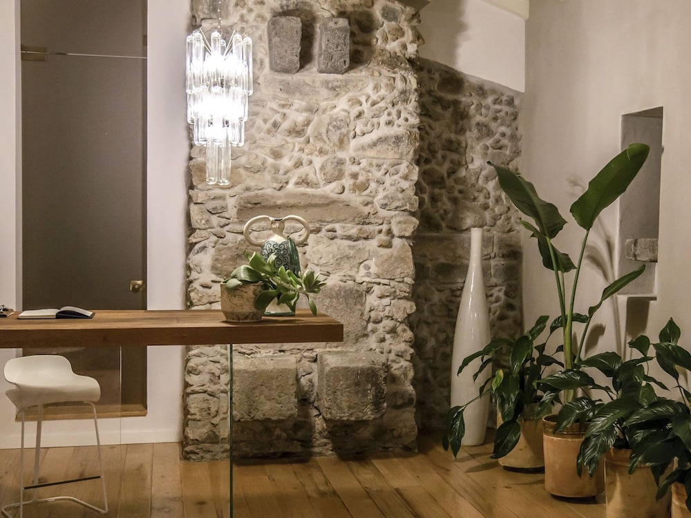 Tale Restaurant & Suite 27/75