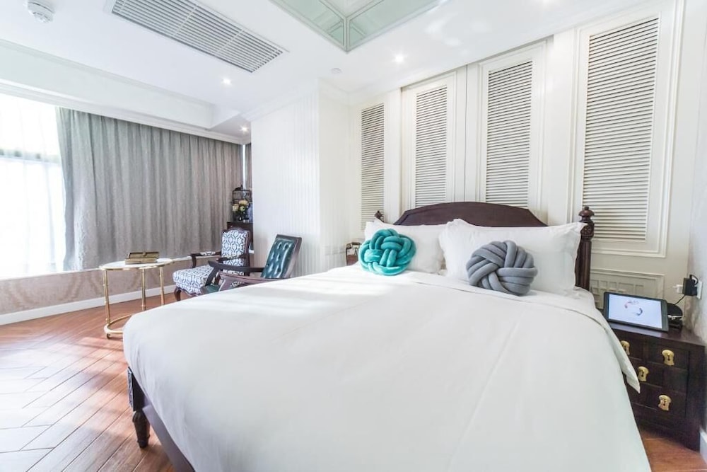Family, King Bed, Sofa, South Wing