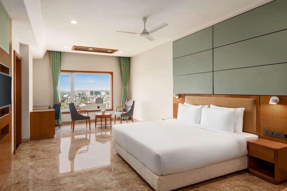 ROOM, KING BED