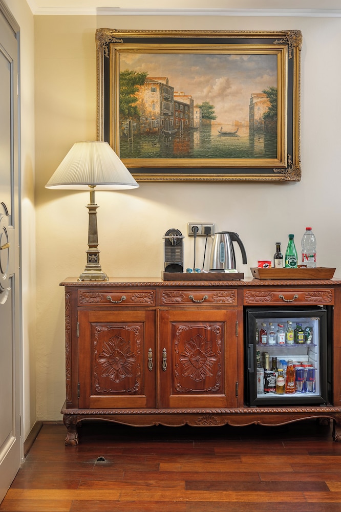 Iron Gate Hotel And Suites 11/71