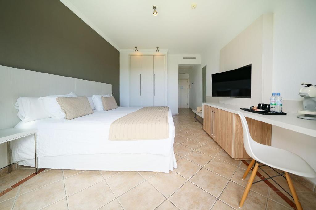 Room, Double Bed, Golf Course View