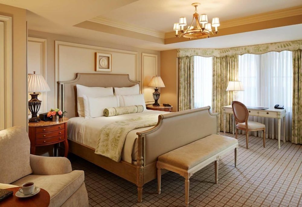 DELUXE, KING BED