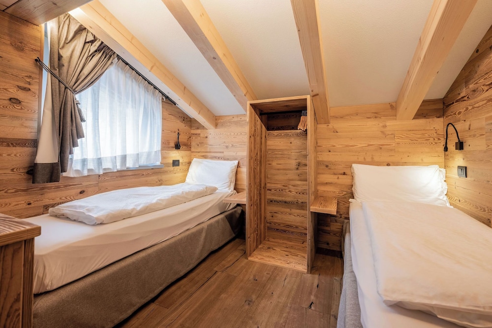 Lovely, Lodge, King and Twin Beds