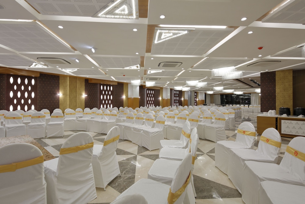 HOTEL PRAGATI THE GRAND 37/42