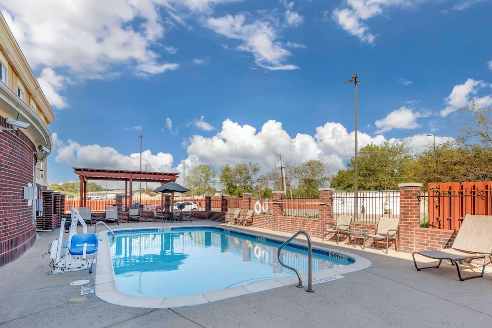 Comfort Inn and Suites Mexia, TX 56/59