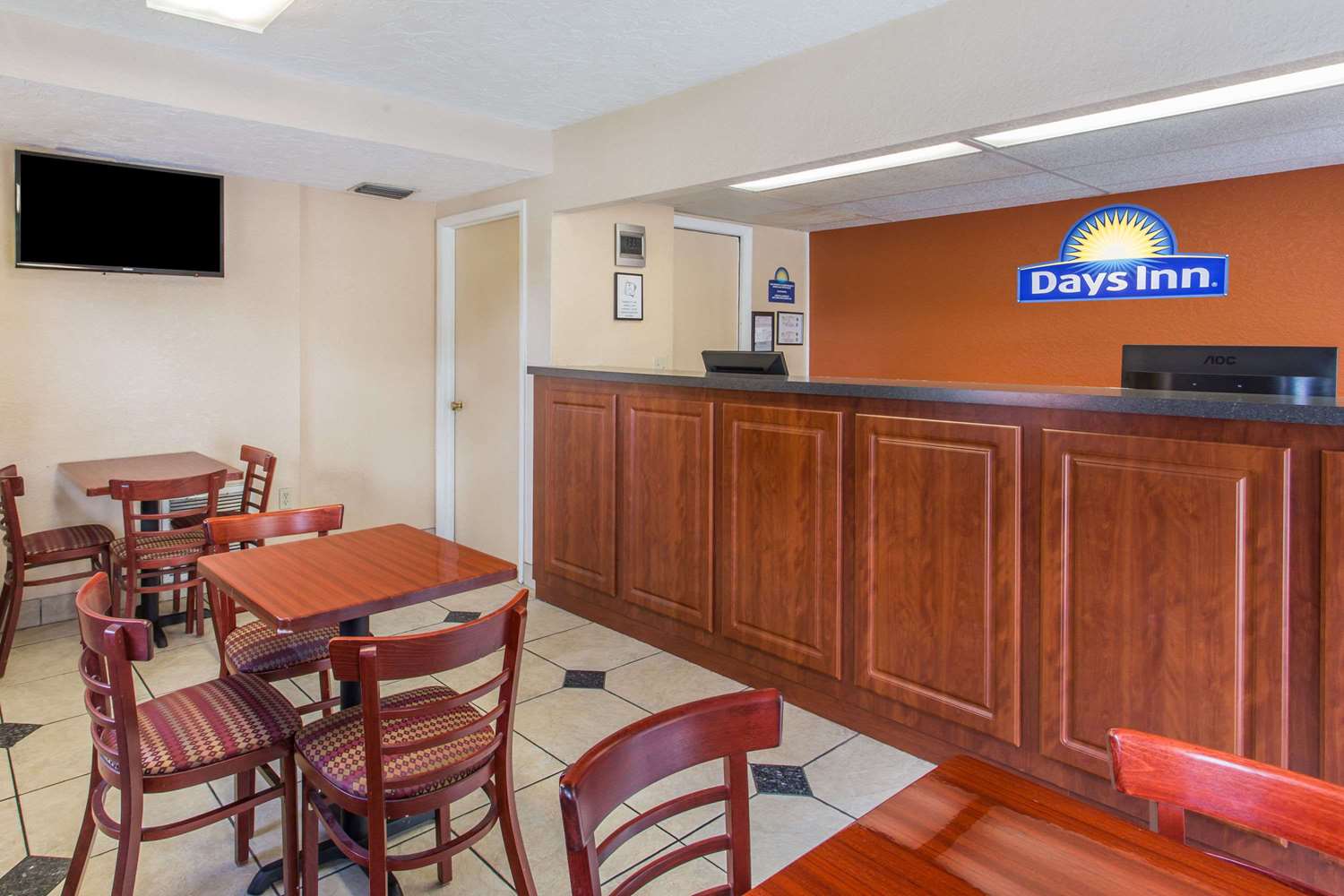 Days Inn by Wyndham Bradenton I-75 24/31