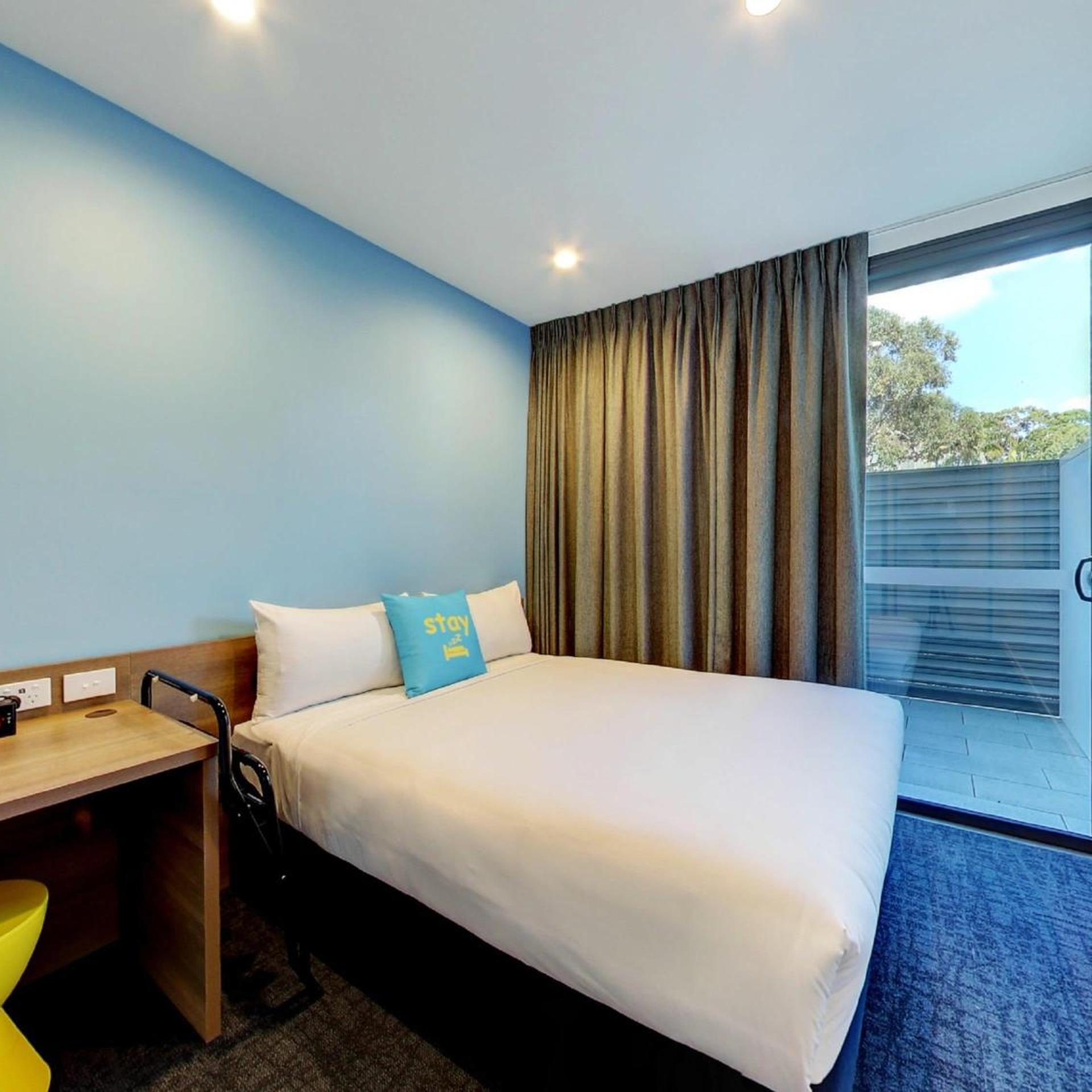 Superior, Queen Bed, Courtyard View