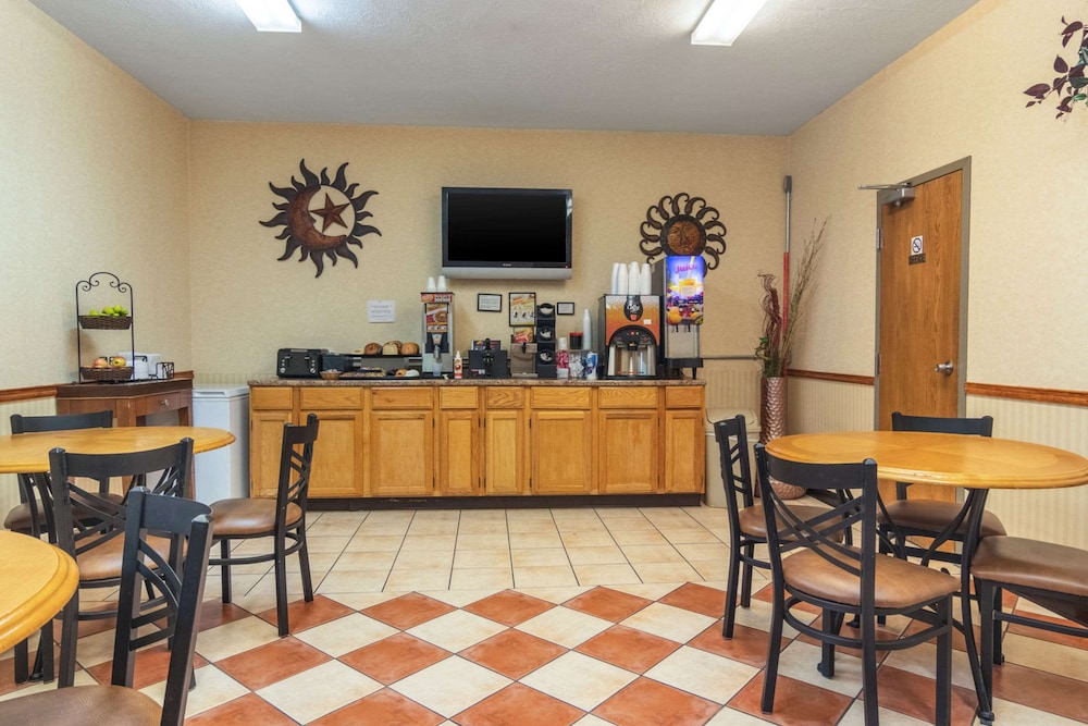 Econo Lodge Kent - Akron West 26/37