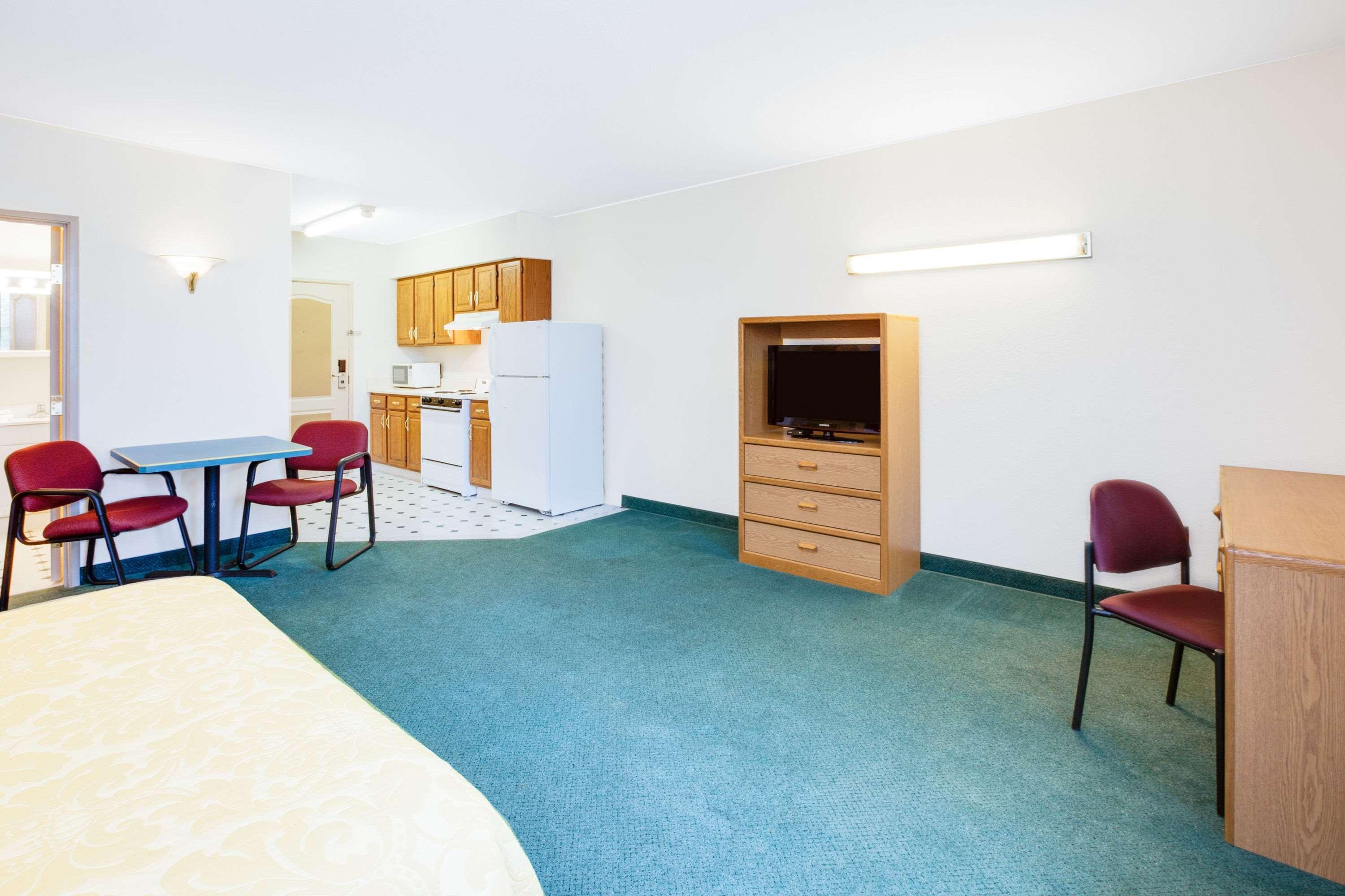 Super 8 by Wyndham Brooklyn 16/18