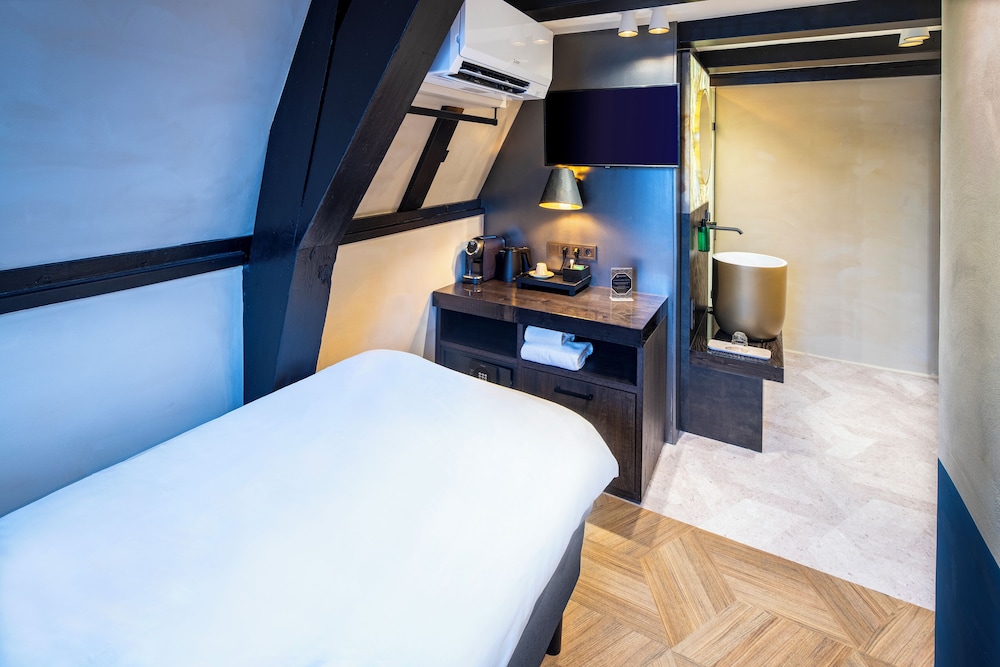 ROOM, SINGLE