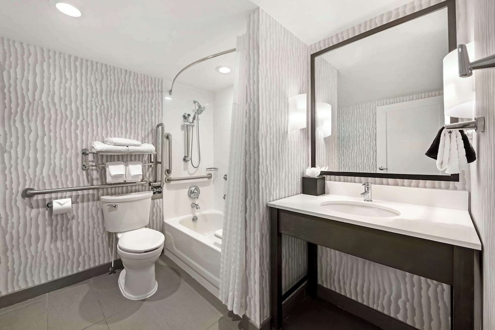 Standard, King Bed, Pet Friendly, Accessible, Best Western Plus Agate Beach Inn 6/7