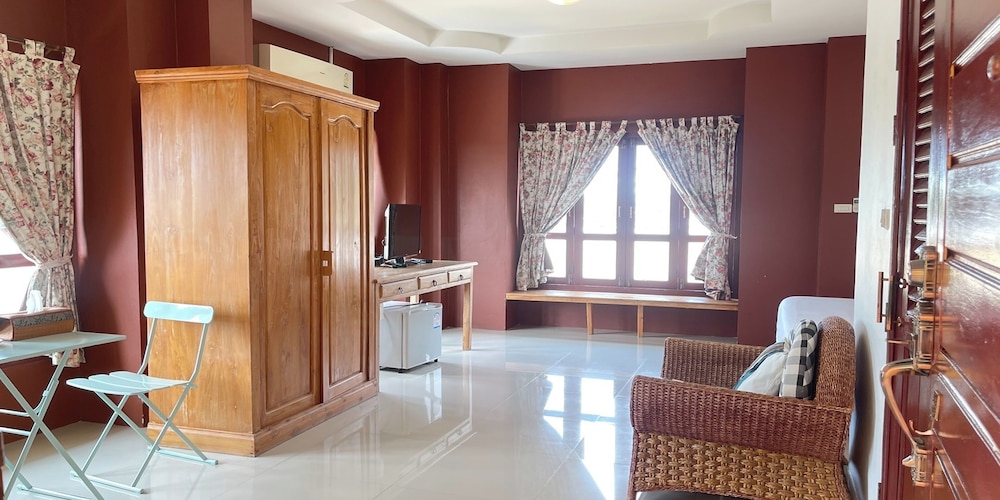 Yellow Tique Hotel 25/58
