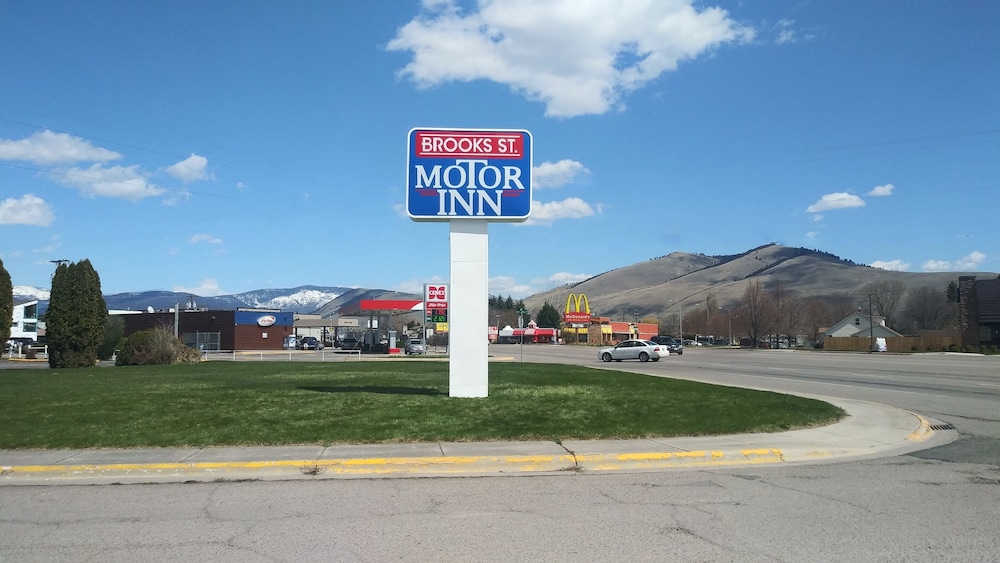 Brooks Street Motor Inn 3/30