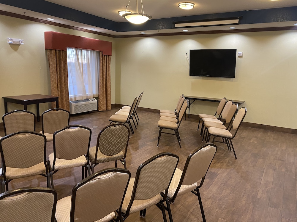 Holiday Inn Express Hotel & Suites Sweetwater 44/47